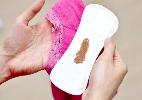 Vùng kín ra dịch nâu bất thường – Dấu hiệu bệnh phụ khoa không nên chủ quan